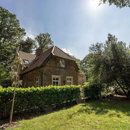 Historisches Forsthaus Im Tiergarten Отель Фелен